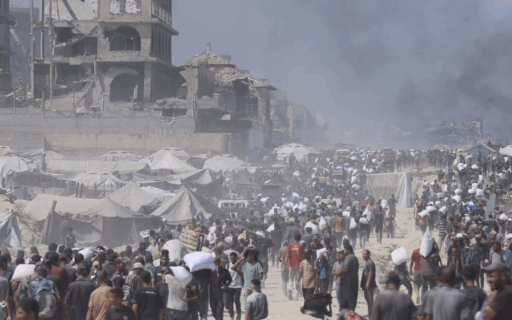 Palestinos en Gaza esperan ayuda humanitaria entre ruinas y humo tras llegada de suministros